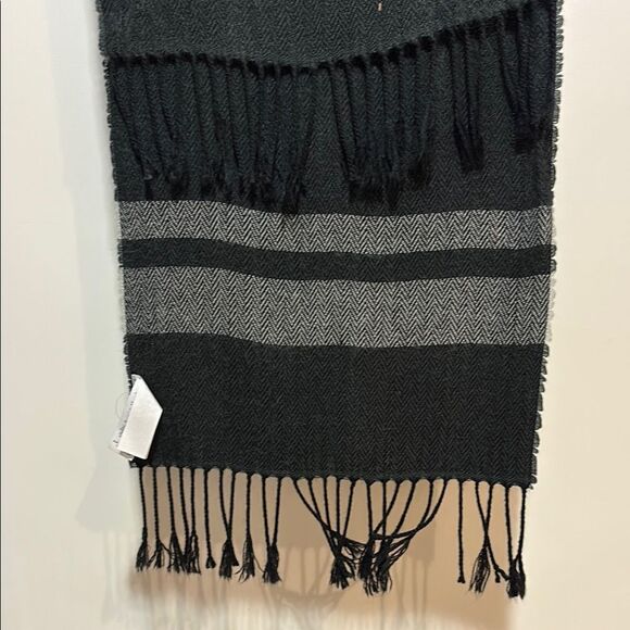 Old Navy Black and Gray Scarf - Picture 5 of 6